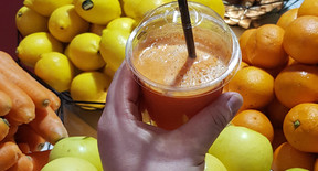 Nous réalisons votre jus de fruits frais sous vos yeux.