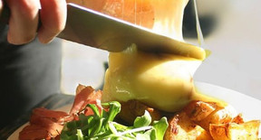 Préparation d'une raclette accompagnée de sa salade et ses pommes de terre