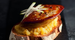 Lobe de foie gras poêlé à déguster soit nature ou avec ses différents pains fruités et ses confitures.