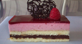 Déclinaison de pâtisseries entremets fruits rouges, citron meringué, trois chocolat, poire caramel...