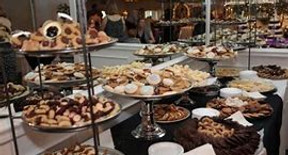 Bonbonne de trois lait froid aromatisés chocolat, fraise et nature avec un assortiment de madeleines, briochettes et cakes maison.